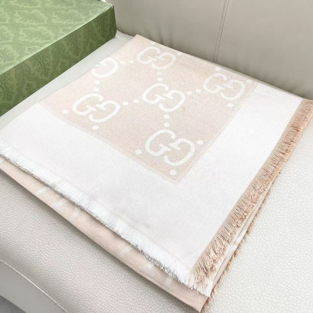 🆕  Gucci  · 古奇经典羊绒真丝围巾❗来个硬货.麻溜的安排上.纯正出口❗原订单已经交货一批，其中一批刚过海关，直