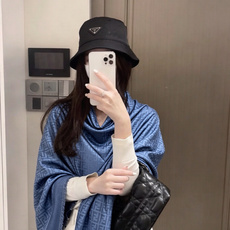 FENDI芬迪2026年新款来袭 非常经典的一款芬迪 提花编织FF图案 丝 披肩 女款 海军蓝 140x140方巾 真丝 FENDI芬迪2026年新款来袭 非常经典的一款芬迪 提花编织FF图案 丝 披肩 女款 海军蓝 140x140方巾 真丝