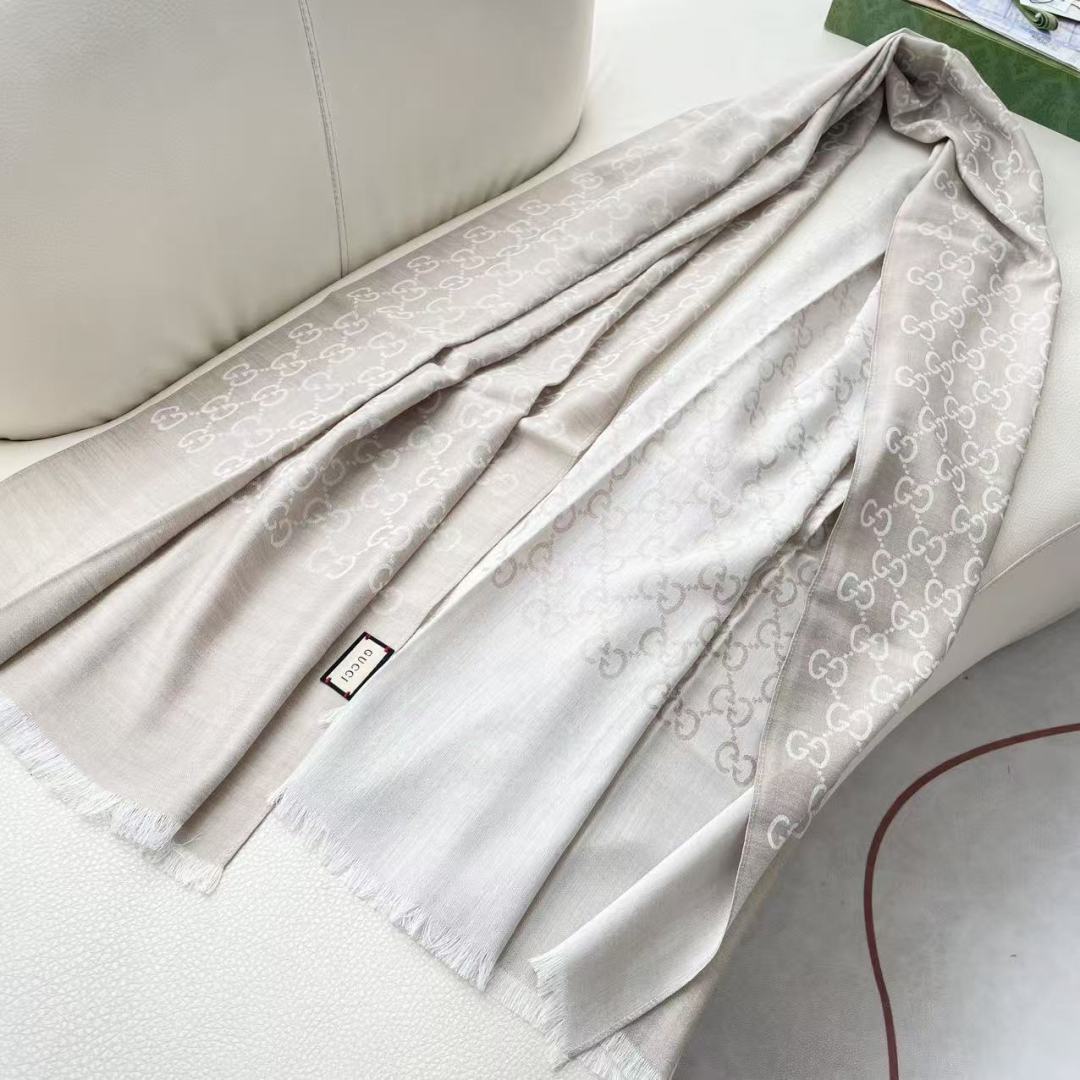 Gucci  · 古奇经典羊绒披肩围巾❗来个硬货.麻溜的安排上.纯正出口❗原订单已经交货一批，其中一批刚过海关，直蹦英国