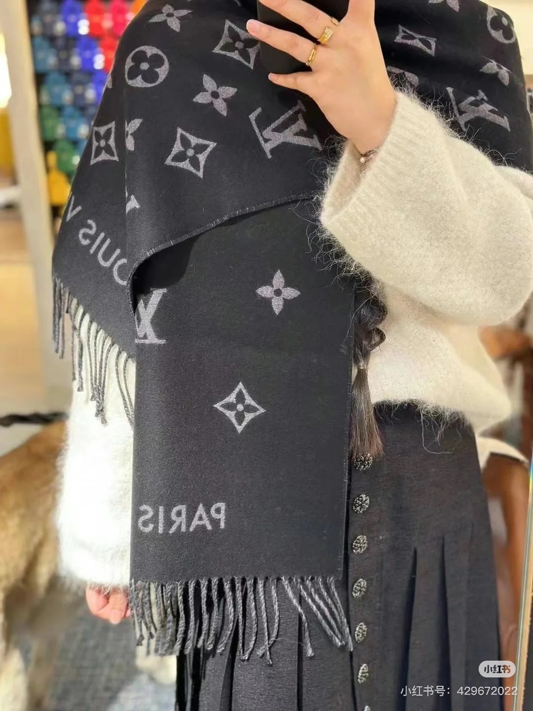 终于出货啦,今年热度最高的嫩粉拼白围巾本款LVEssential围巾聚焦大元素,以Monogram图案和路易威登标识宣示 终于出货啦,今年热度最高的嫩粉拼白围巾本款LVEssential围巾聚焦大元素,以Monogram图案和路易威登标识宣示