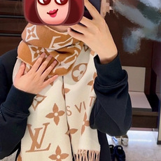 终于出货啦,今年热度最高的嫩粉拼白围巾本款LVEssential围巾聚焦大元素,以Monogram图案和路易威登标识宣示 终于出货啦,今年热度最高的嫩粉拼白围巾本款LVEssential围巾聚焦大元素,以Monogram图案和路易威登标识宣示