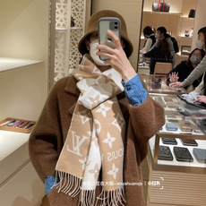 终于出货啦,今年热度最高的嫩粉拼白围巾本款LVEssential围巾聚焦大元素,以Monogram图案和路易威登标识宣示 终于出货啦,今年热度最高的嫩粉拼白围巾本款LVEssential围巾聚焦大元素,以Monogram图案和路易威登标识宣示