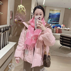 终于出货啦,今年热度最高的嫩粉拼白围巾本款LVEssential围巾聚焦大元素,以Monogram图案和路易威登标识宣示 终于出货啦,今年热度最高的嫩粉拼白围巾本款LVEssential围巾聚焦大元素,以Monogram图案和路易威登标识宣示