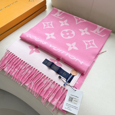 终于出货啦,今年热度最高的嫩粉拼白围巾本款LVEssential围巾聚焦大元素,以Monogram图案和路易威登标识宣示 终于出货啦,今年热度最高的嫩粉拼白围巾本款LVEssential围巾聚焦大元素,以Monogram图案和路易威登标识宣示