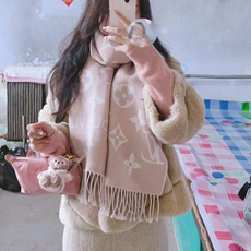 终于出货啦,今年热度最高的嫩粉拼白围巾本款LVEssential围巾聚焦大元素,以Monogram图案和路易威登标识宣示 终于出货啦,今年热度最高的嫩粉拼白围巾本款LVEssential围巾聚焦大元素,以Monogram图案和路易威登标识宣示