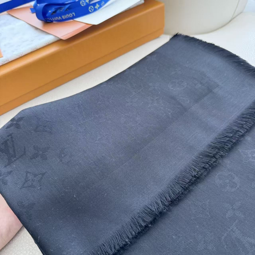 方巾】LV披肩❤️经典金丝👍搭配丝毛混纺的华美质感，与成衣和配饰系列单品搭配相宜。 尺寸：140 x 140cm 面料：