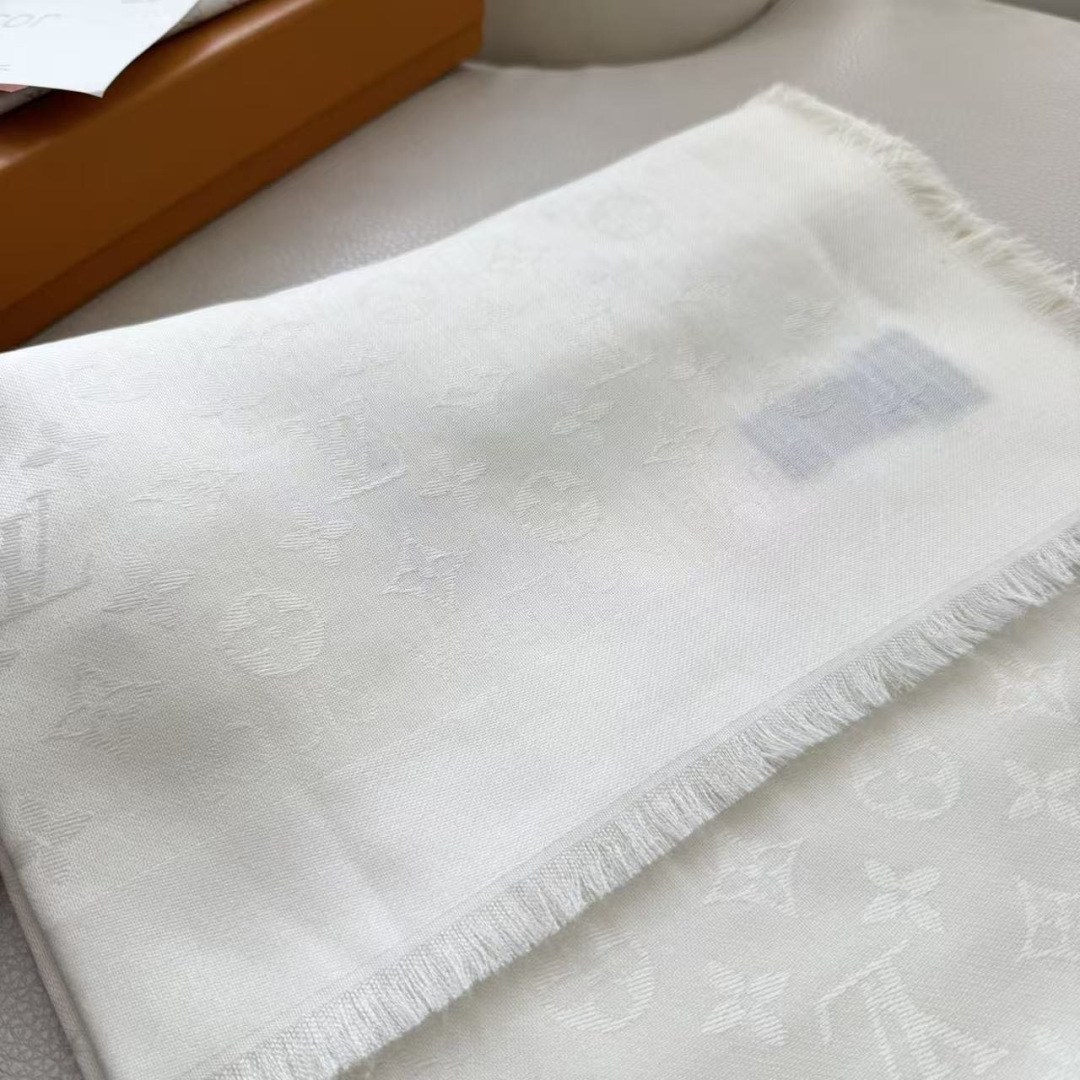方巾】LV披肩❤️经典金丝👍搭配丝毛混纺的华美质感，与成衣和配饰系列单品搭配相宜。 尺寸：140 x 140cm 面料：
