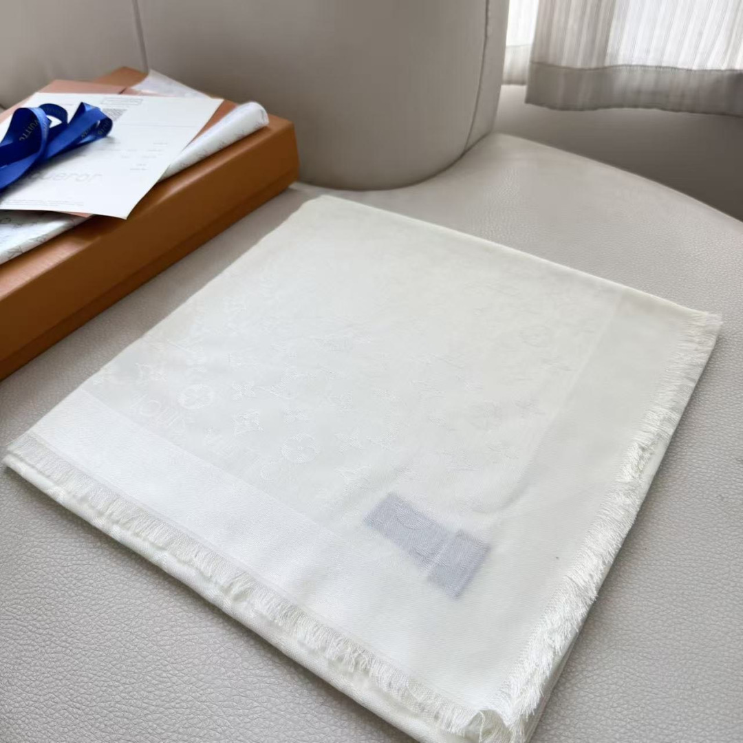 方巾】LV披肩❤️经典金丝👍搭配丝毛混纺的华美质感，与成衣和配饰系列单品搭配相宜。 尺寸：140 x 140cm 面料：