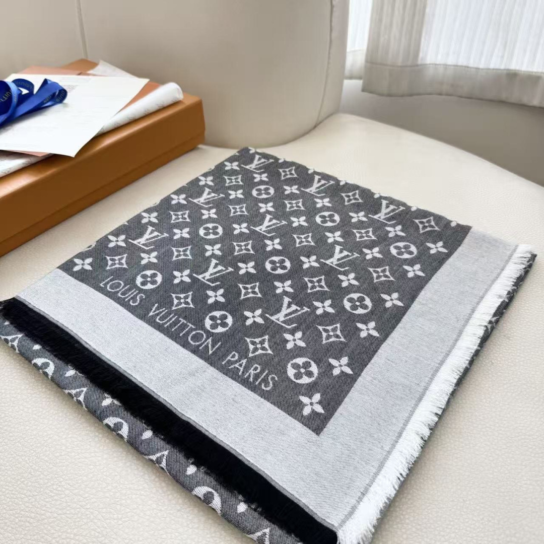 方巾】LV披肩❤️经典金丝👍搭配丝毛混纺的华美质感，与成衣和配饰系列单品搭配相宜。 尺寸：140 x 140cm 面料：