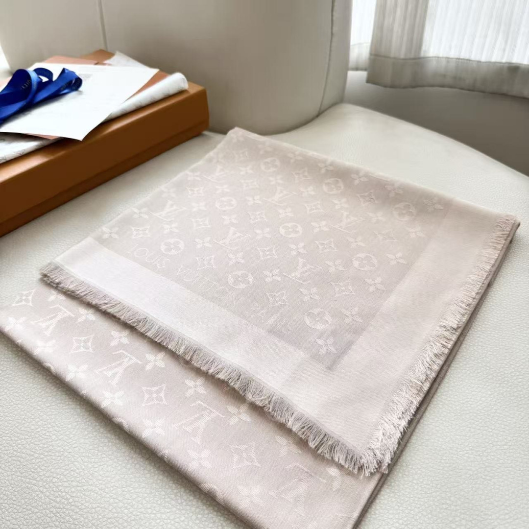 方巾】LV披肩❤️经典金丝👍搭配丝毛混纺的华美质感，与成衣和配饰系列单品搭配相宜。 尺寸：140 x 140cm 面料：