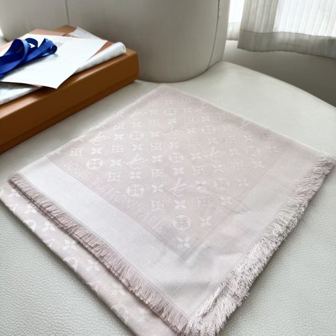 方巾】LV披肩❤️经典金丝👍搭配丝毛混纺的华美质感，与成衣和配饰系列单品搭配相宜。 尺寸：140 x 140cm 面料：