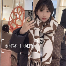 今年热度最高的嫩粉拼白围巾本款LVEssential围巾聚焦大元素,以Monogram图案和路易威登标识宣示品牌底蕴,搭 今年热度最高的嫩粉拼白围巾本款LVEssential围巾聚焦大元素,以Monogram图案和路易威登标识宣示品牌底蕴,搭