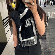 香奈儿新款🗣姑娘们出来炸街啦 黑色系色调真的无敌经典了。不是俗气的漂白。就本色调,带点米的高级配色。~百分百纯山羊绒~ 香奈儿新款🗣姑娘们出来炸街啦 黑色系色调真的无敌经典了。不是俗气的漂白。就本色调,带点米的高级配色。~百分百纯山羊绒~