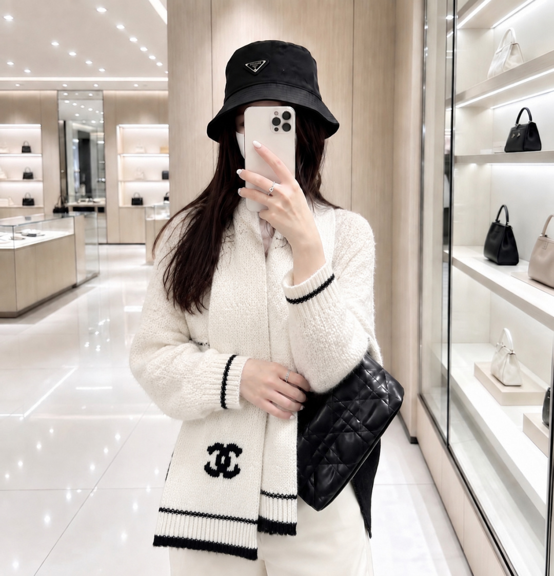 香奈儿针织双面围巾，顶级高端货👼👏绝美百搭款💋专柜限量哦‼️有钱都很难订到💛💙💜顶级山羊绒针织围巾，整条围巾全部手工订制