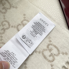 GUCCI(古奇)完美渐变!代购级别!最新双面两用古驰围巾,永远加分的G秋冬单品!各种穿衣风格都可以和她碰撞出别样的上身 GUCCI(古奇)完美渐变!代购级别!最新双面两用古驰围巾,永远加分的G秋冬单品!各种穿衣风格都可以和她碰撞出别样的上身