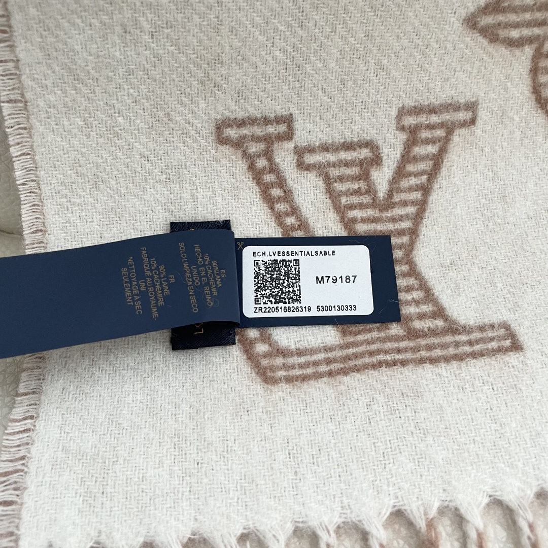 LOUIS VUITTON 标注 Monogram 花卉和 LV 字母40X240山羊绒 绒线围巾 男女同款情侣款 