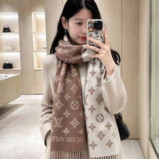 LOUIS VUITTON 标注 Monogram 花卉和 LV 字母40X240山羊绒 绒线围巾 男女同款情侣款 LOUIS VUITTON 标注 Monogram 花卉和 LV 字母40X240山羊绒 绒线围巾 男女同款情侣款