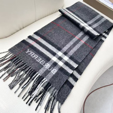 Burberry 匠心巨作🔥· 经典大格双面提花羊绒围巾👍完全等于2条围巾‼️品牌首席创意总监Riccardo Tisc Burberry 匠心巨作🔥· 经典大格双面提花羊绒围巾👍完全等于2条围巾‼️品牌首席创意总监Riccardo Tisc