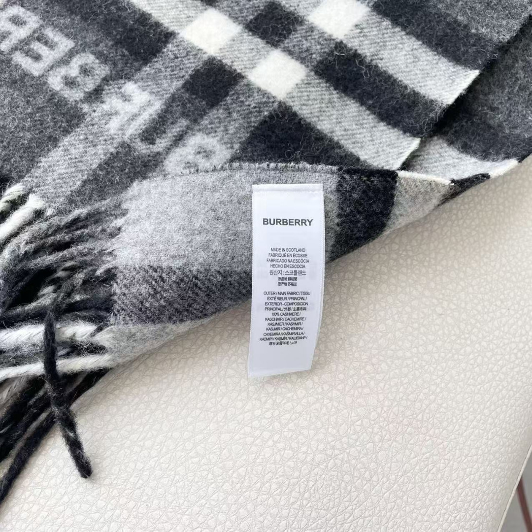 Burberry 匠心巨作🔥· 经典大格双面提花羊绒围巾👍完全等于2条围巾‼️品牌首席创意总监Riccardo Tisc Burberry 匠心巨作🔥· 经典大格双面提花羊绒围巾👍完全等于2条围巾‼️品牌首席创意总监Riccardo Tisc