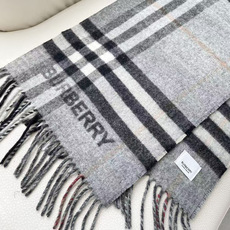 Burberry 匠心巨作🔥· 经典大格双面提花羊绒围巾👍完全等于2条围巾‼️品牌首席创意总监Riccardo Tisc Burberry 匠心巨作🔥· 经典大格双面提花羊绒围巾👍完全等于2条围巾‼️品牌首席创意总监Riccardo Tisc