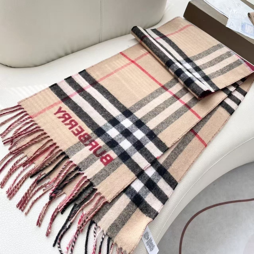 Burberry 匠心巨作🔥· 经典大格双面提花羊绒围巾👍完全等于2条围巾‼️品牌首席创意总监Riccardo Tisc Burberry 匠心巨作🔥· 经典大格双面提花羊绒围巾👍完全等于2条围巾‼️品牌首席创意总监Riccardo Tisc
