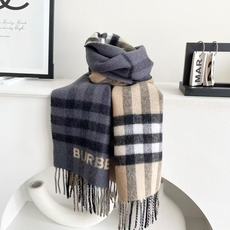 Burberry 匠心巨作🔥· 经典大格双面提花羊绒围巾👍完全等于2条围巾‼️品牌首席创意总监Riccardo Tisc Burberry 匠心巨作🔥· 经典大格双面提花羊绒围巾👍完全等于2条围巾‼️品牌首席创意总监Riccardo Tisc