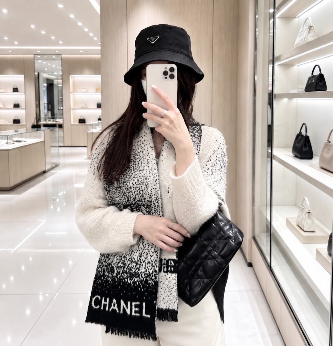 香奈儿针织双面围巾，顶级高端货👼👏绝美百搭款💋专柜限量哦‼️有钱都很难订到💛💙💜顶级山羊绒针织围巾，整条围巾全部手工订制