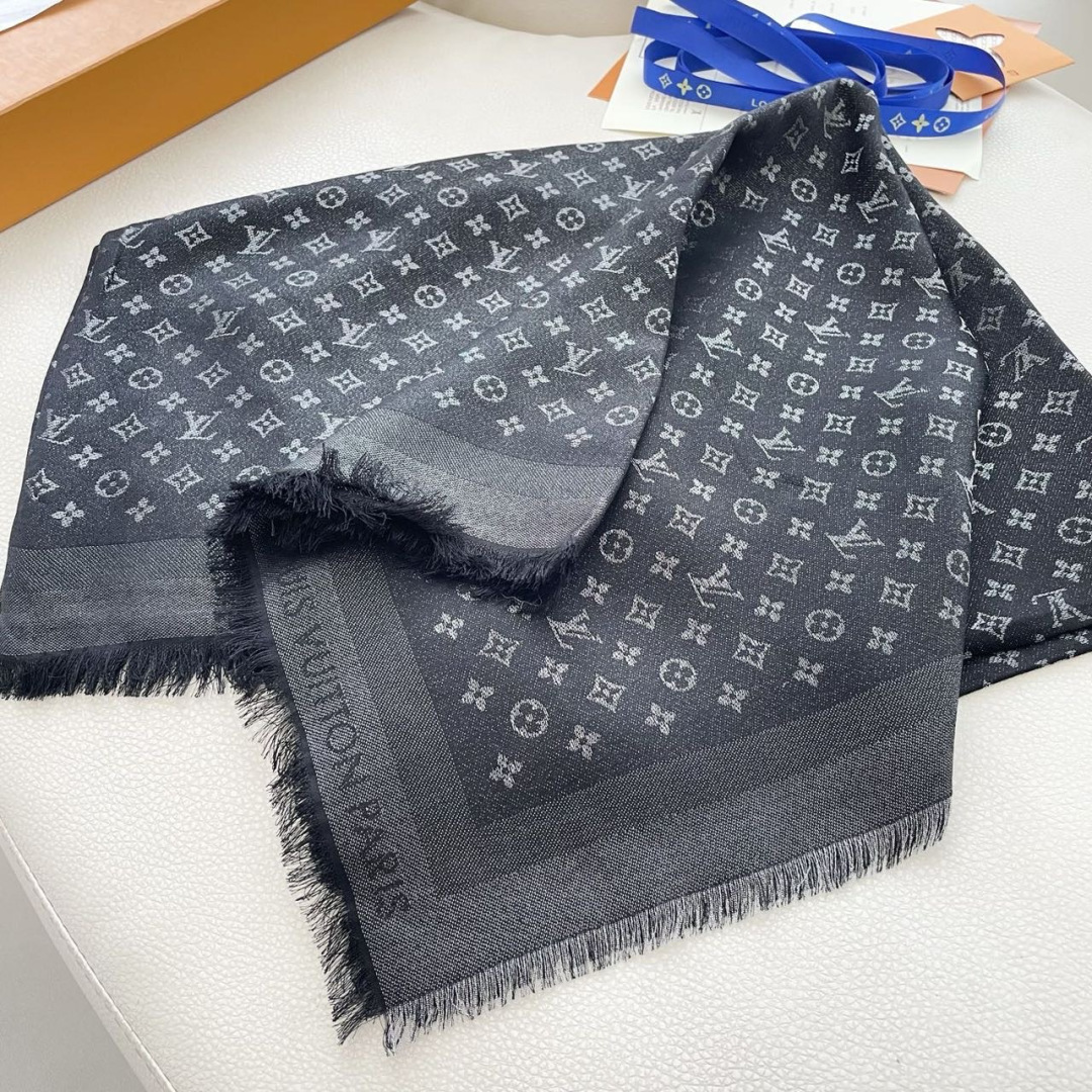 方巾】LV披肩❤️经典金丝👍搭配丝毛混纺的华美质感，与成衣和配饰系列单品搭配相宜。 尺寸：140 x 140cm 面料：
