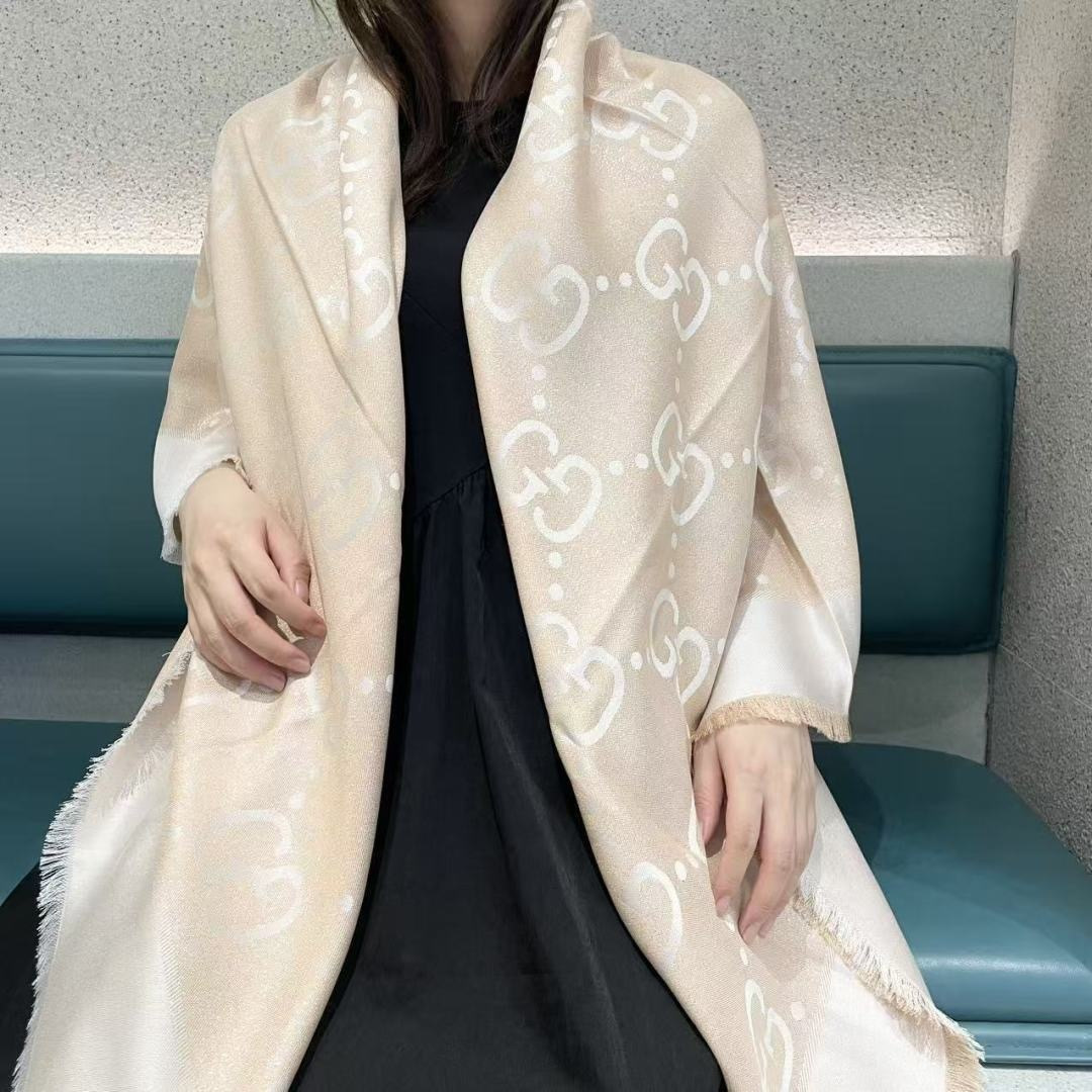 Gucci  · 古奇经典羊绒真丝围巾❗来个硬货.麻溜的安排上.纯正出口❗原订单已经交货一批，其中一批刚过海关，直蹦英国