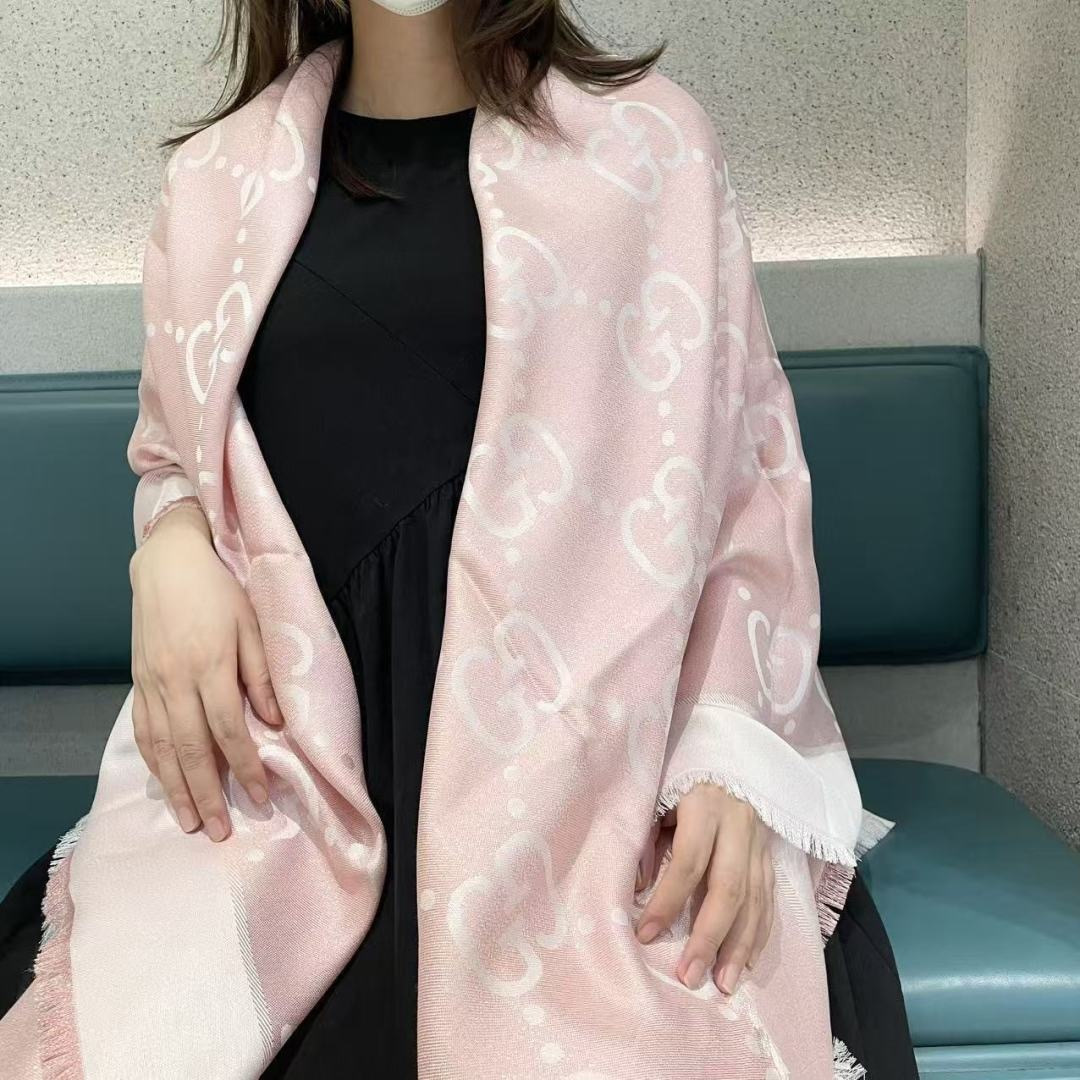 Gucci  · 古奇经典羊绒真丝围巾❗来个硬货.麻溜的安排上.纯正出口❗原订单已经交货一批，其中一批刚过海关，直蹦英国