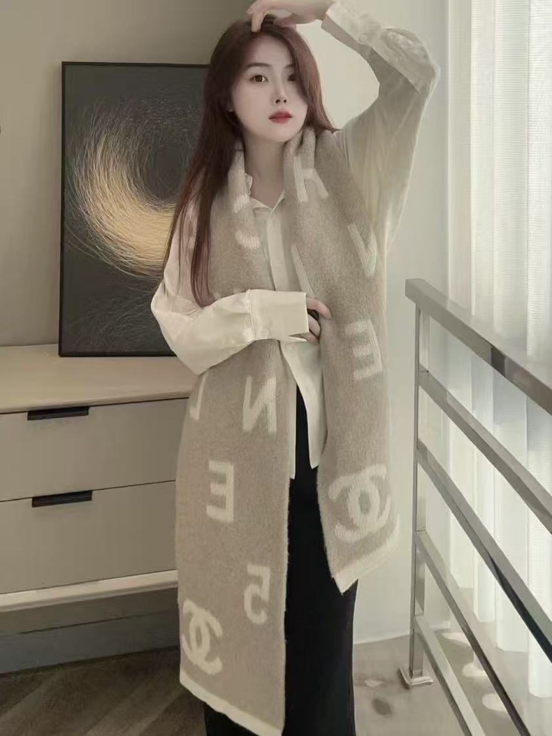 高本版 香奈儿针织双面围巾，顶级高端货👼👏绝美百搭款💋专柜限量哦‼️有钱都很难订到💛💙💜顶级山羊绒针织围巾，整条围巾全部