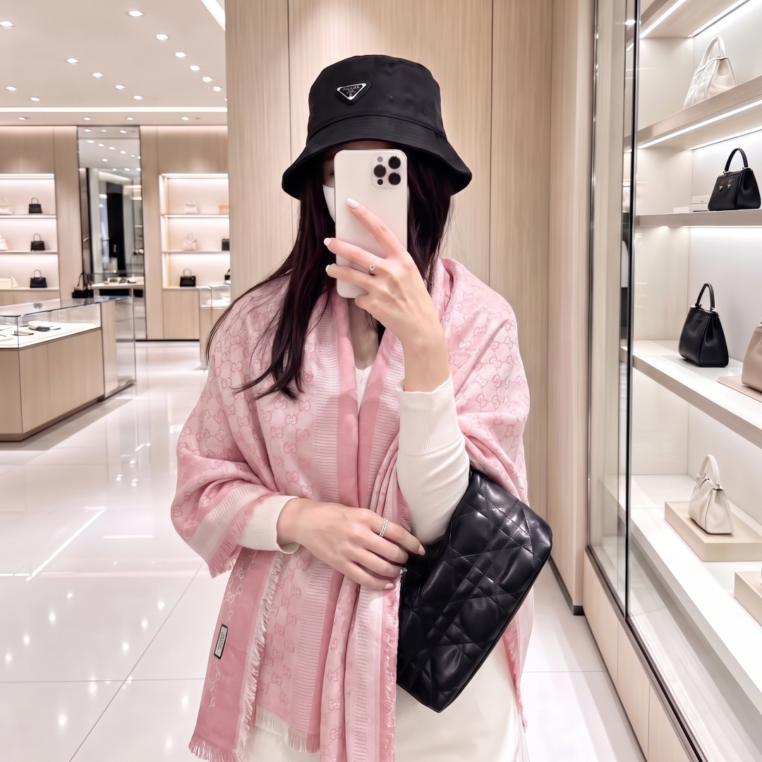 Gucci  · 古奇经典羊绒真丝围巾❗来个硬货.麻溜的安排上.纯正出口❗原订单已经交货一批，其中一批刚过海关，直蹦英国