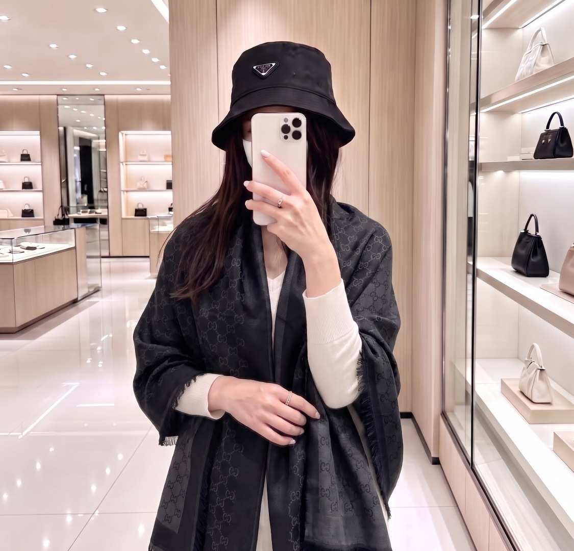 Gucci  · 古奇经典羊绒真丝围巾❗来个硬货.麻溜的安排上.纯正出口❗原订单已经交货一批，其中一批刚过海关，直蹦英国