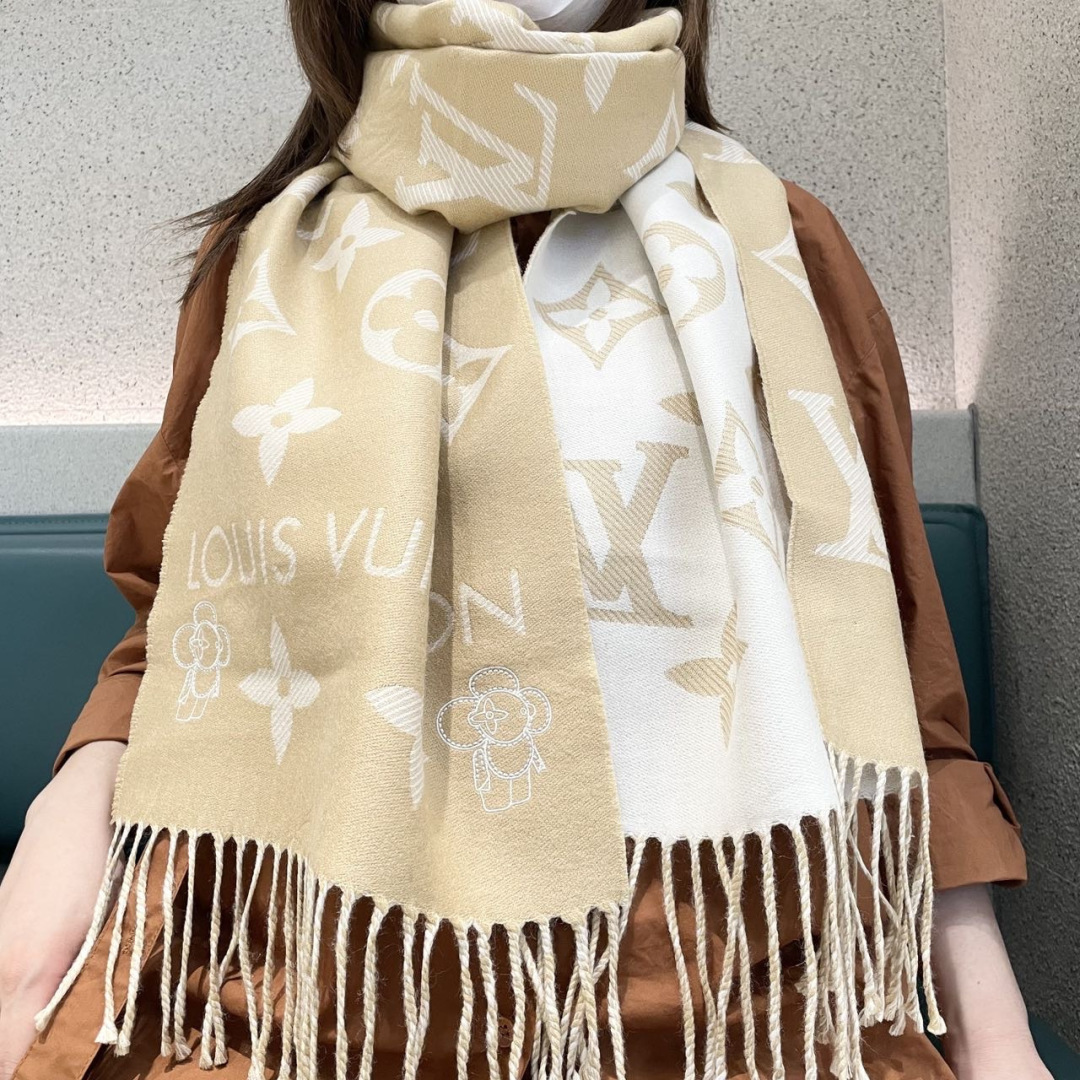 终于出货啦，今年热度最高的嫩粉拼白围巾本款LVEssential围巾聚焦大元素，以Monogram图案和路易威登标识宣示
