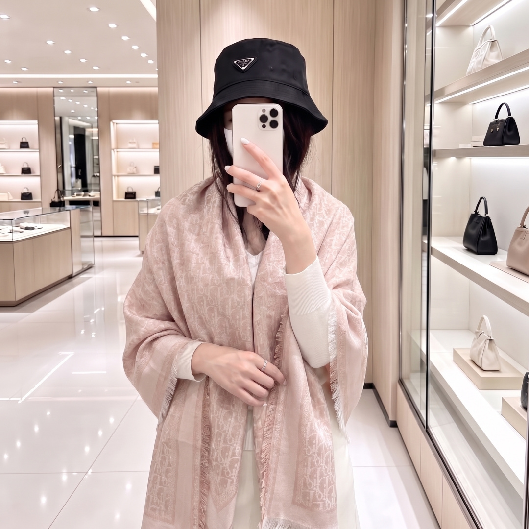 方巾】迪奥披肩❤️经典金丝👍搭配丝毛混纺的华美质感，与成衣和配饰系列单品搭配相宜。 尺寸：140 x 140cm 面料：