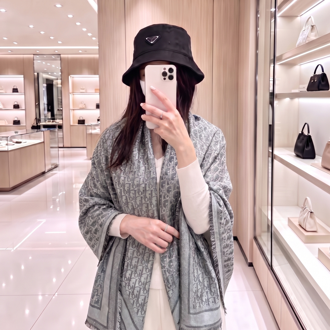 方巾】迪奥披肩❤️经典金丝👍搭配丝毛混纺的华美质感，与成衣和配饰系列单品搭配相宜。 尺寸：140 x 140cm 面料：