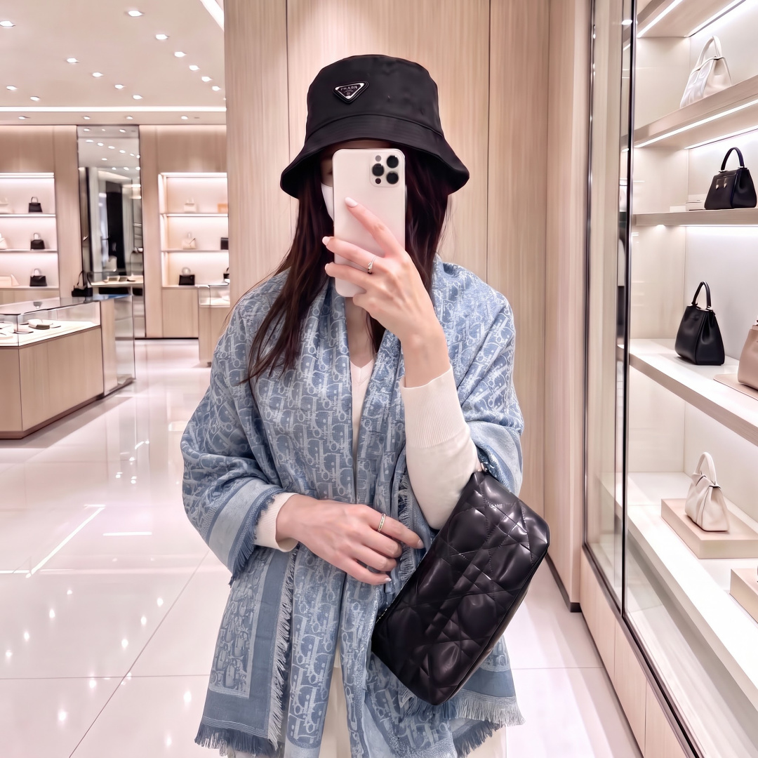 方巾】迪奥披肩❤️经典金丝👍搭配丝毛混纺的华美质感，与成衣和配饰系列单品搭配相宜。 尺寸：140 x 140cm 面料：
