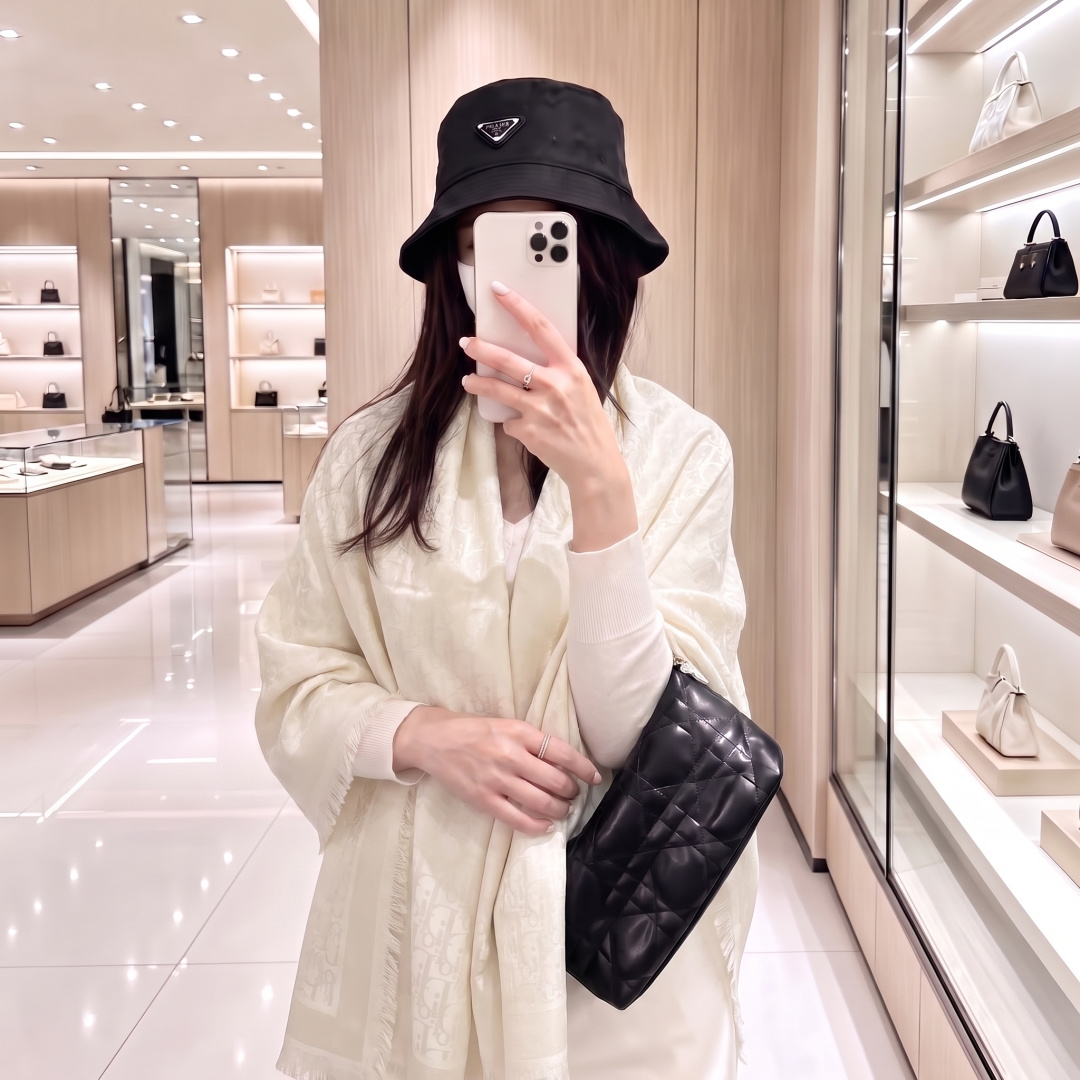 方巾】迪奥披肩❤️经典金丝👍搭配丝毛混纺的华美质感，与成衣和配饰系列单品搭配相宜。 尺寸：140 x 140cm 面料：