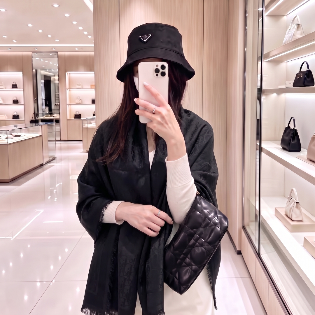 方巾】迪奥披肩❤️经典金丝👍搭配丝毛混纺的华美质感，与成衣和配饰系列单品搭配相宜。 尺寸：140 x 140cm 面料：