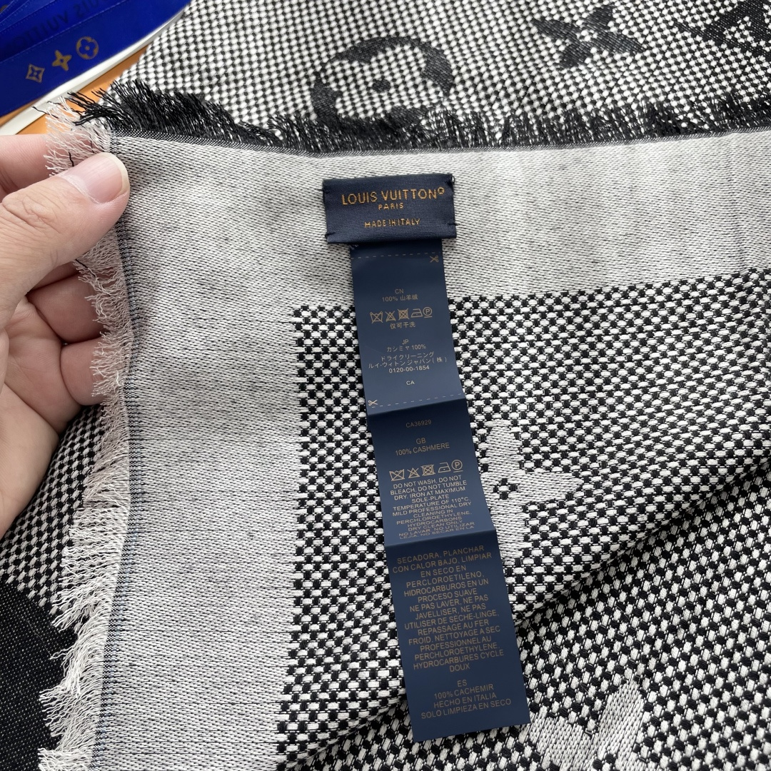 方巾】LV披肩❤️经典金丝👍搭配丝毛混纺的华美质感，与成衣和配饰系列单品搭配相宜。 尺寸：140 x 140cm 面料：
