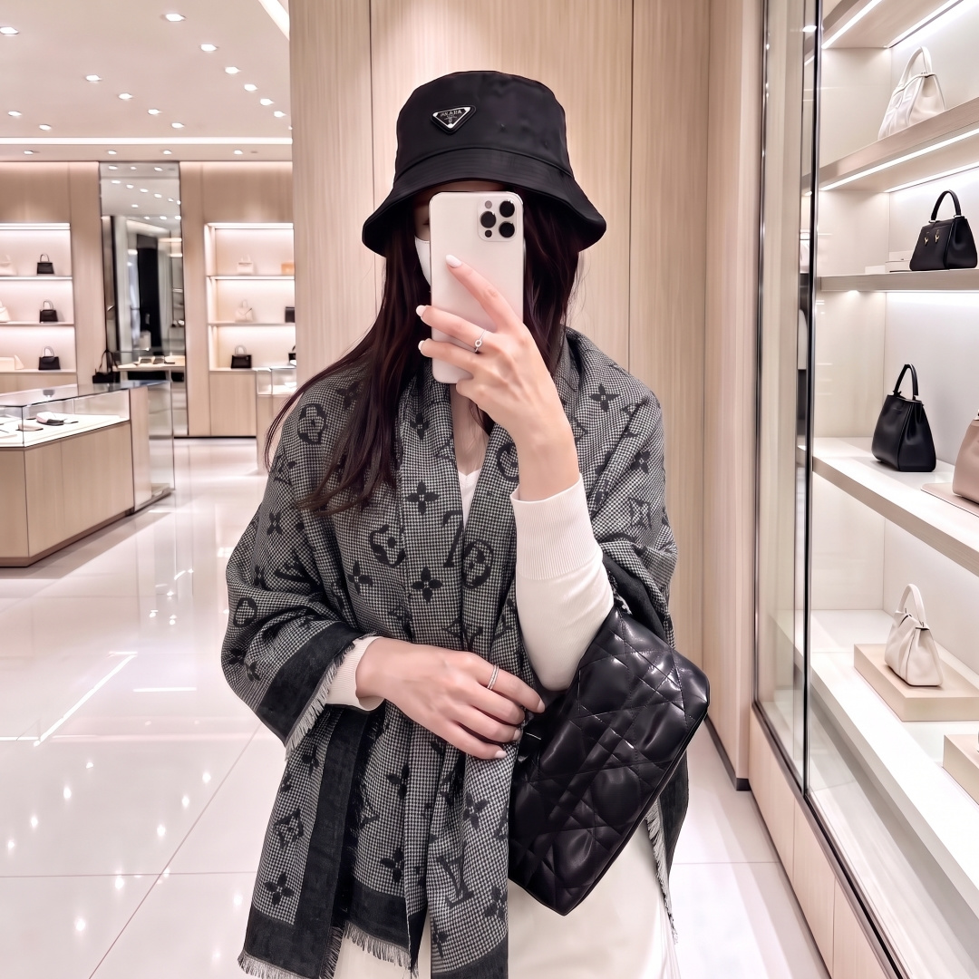 方巾】LV披肩❤️经典金丝👍搭配丝毛混纺的华美质感，与成衣和配饰系列单品搭配相宜。 尺寸：140 x 140cm 面料：