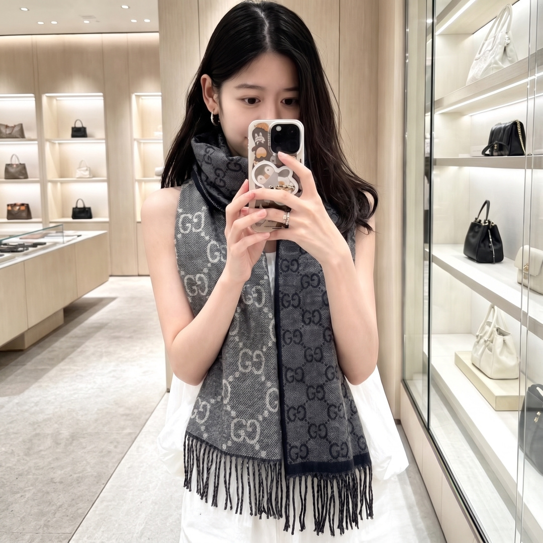 Gucci  · 古奇经典羊绒披肩围巾❗来个硬货.麻溜的安排上.纯正出口❗原订单已经交货一批，其中一批刚过海关，直蹦英国