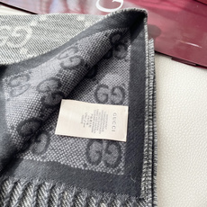Gucci · 古奇经典羊绒披肩围巾❗来个硬货.麻溜的安排上.纯正出口❗原订单已经交货一批,其中一批刚过海关,直蹦英国 Gucci · 古奇经典羊绒披肩围巾❗来个硬货.麻溜的安排上.纯正出口❗原订单已经交货一批,其中一批刚过海关,直蹦英国