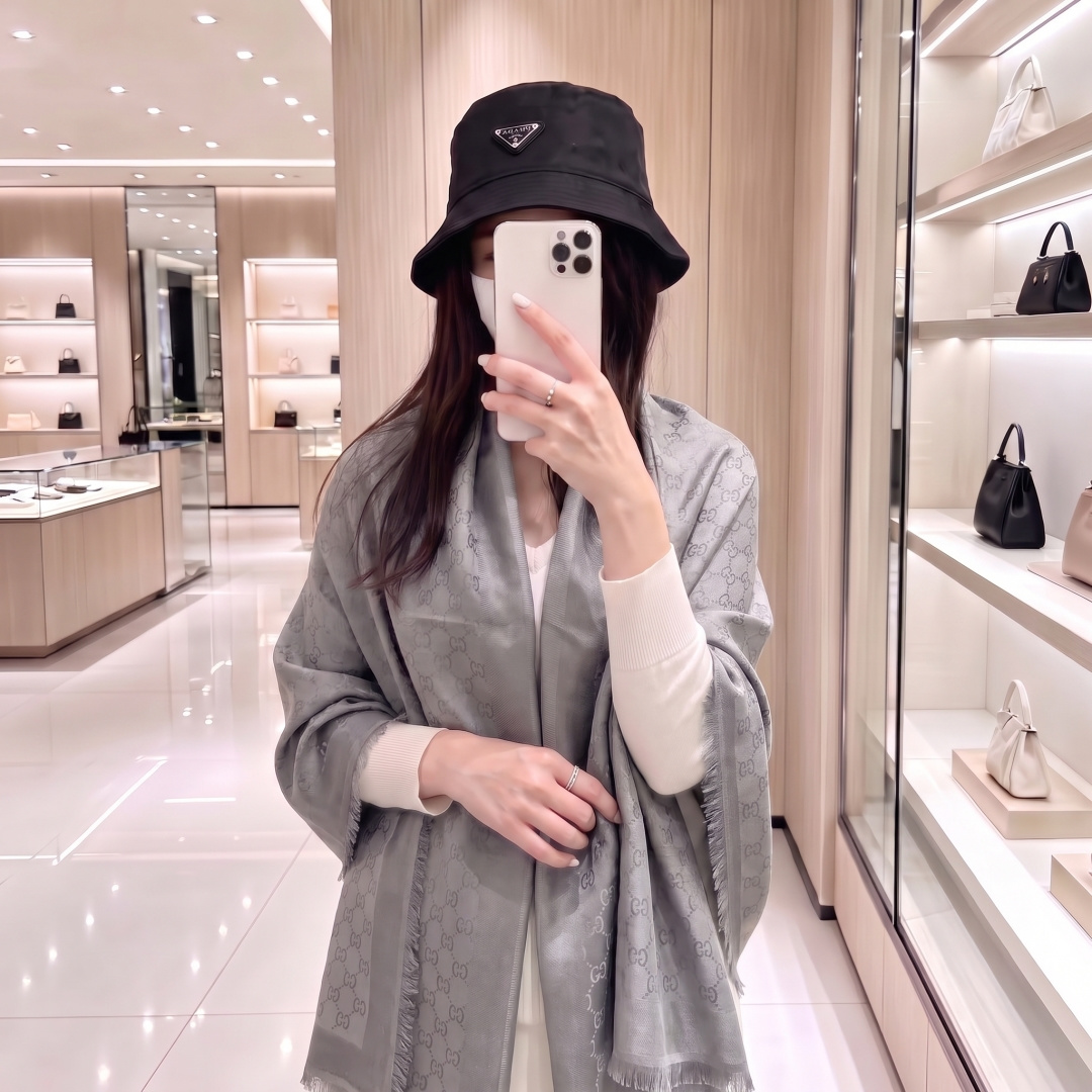 Gucci  · 古奇经典羊绒真丝围巾❗来个硬货.麻溜的安排上.纯正出口❗原订单已经交货一批，其中一批刚过海关，直蹦英国