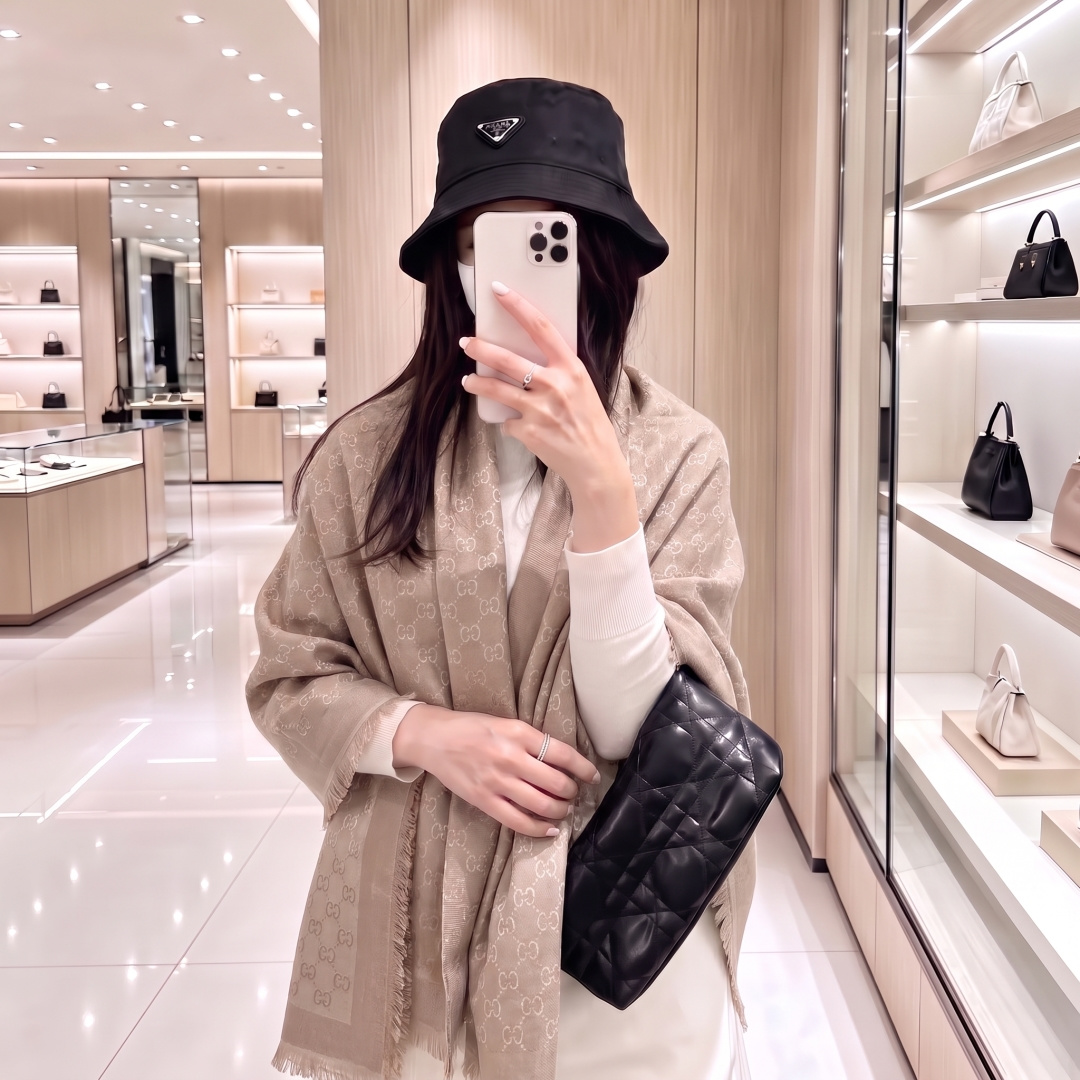 Gucci  · 古奇经典羊绒真丝围巾❗来个硬货.麻溜的安排上.纯正出口❗原订单已经交货一批，其中一批刚过海关，直蹦英国