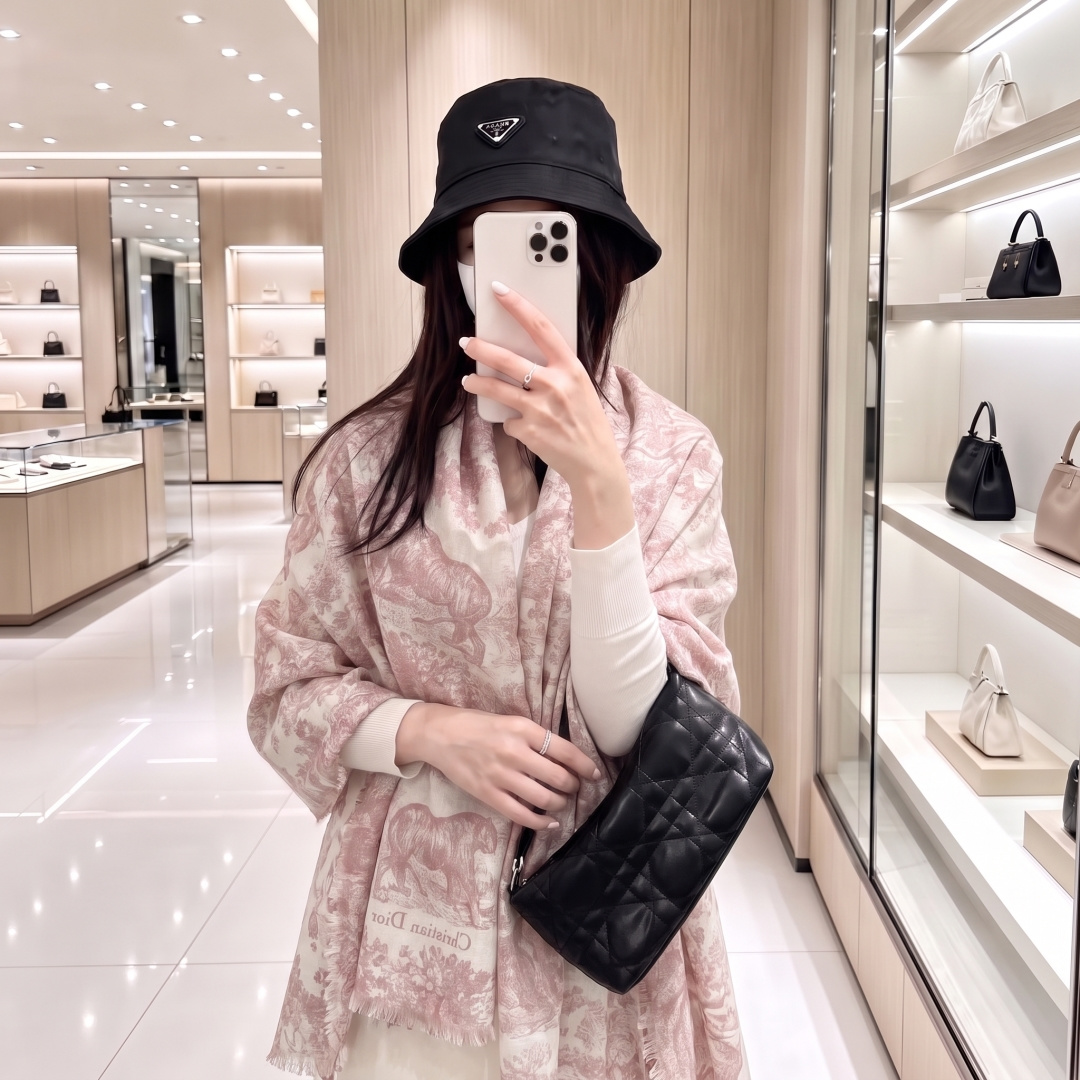 长巾】迪奥披肩❤️经典金丝👍搭配丝毛混纺的华美质感，与成衣和配饰系列单品搭配相宜。 尺寸：100x 200cm 面料： 