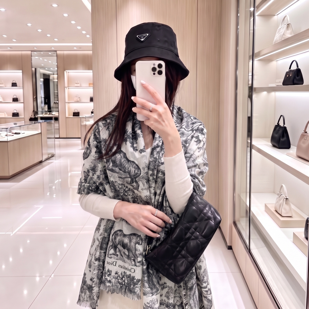 长巾】迪奥披肩❤️经典金丝👍搭配丝毛混纺的华美质感，与成衣和配饰系列单品搭配相宜。 尺寸：100x 200cm 面料： 