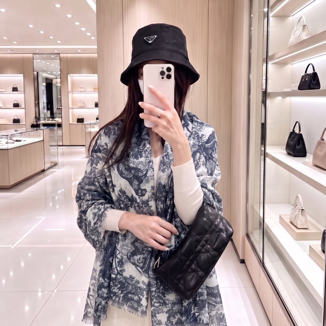 长巾】迪奥披肩❤️经典金丝👍搭配丝毛混纺的华美质感，与成衣和配饰系列单品搭配相宜。 尺寸：100x 200cm 面料： 