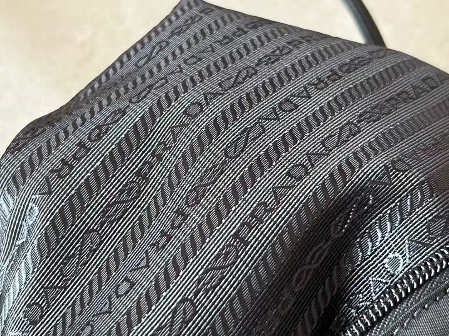 Prada The lining must also be original. The logo on the lining is protruding, a process similar to embossing, and has a high texture.