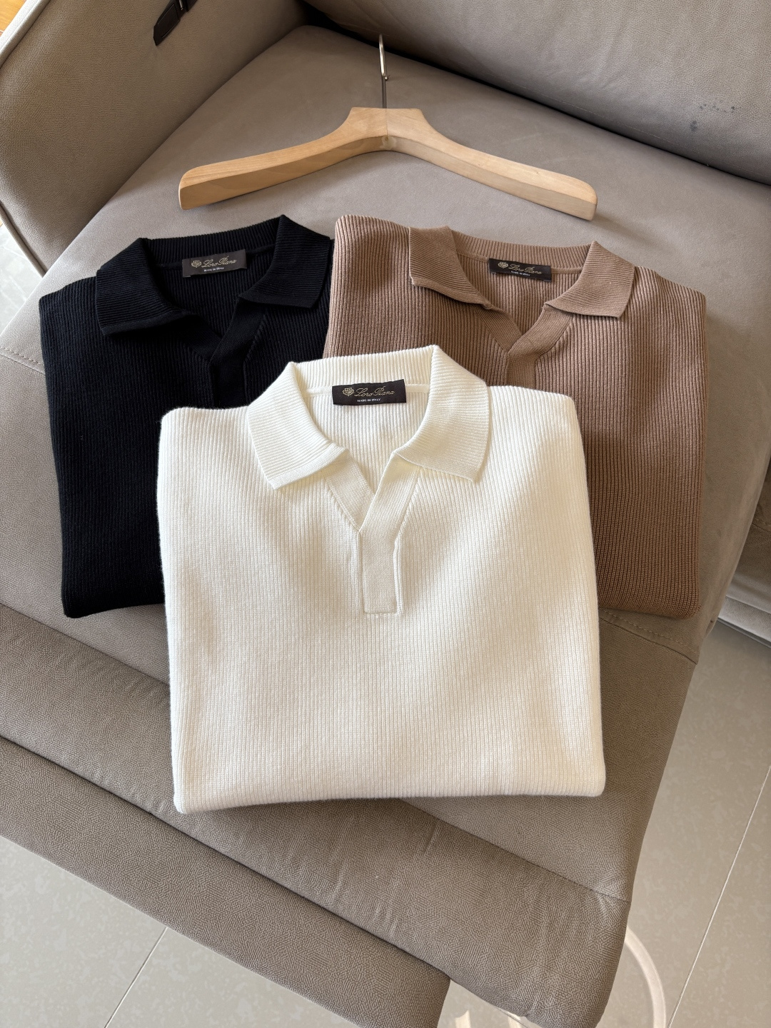 NO:610338,The 'Time-consuming King' diamond jacquard design selects ultra-fine high-quality yarns for the lapel short-sleeved men's collection. The 'Time-consuming King' round neck is a luxurious craftsmanship that touches the skin. The diamond-shaped hollow jacquard is made with ingenuity. The three-dimensional diamond-shaped jacquard that took several months to carve creates an architectural aesthetic texture between the warp and weft.  The simple lapel outlines neat lines, and the short-sleeved tailoring is suitable for many scenes - when layered with a suit in a business meeting, it looks elegant, or when worn alone in leisure time, it shows the gentleman's taste. The collection style will never fade. The details are testimony to the quality. Precision lathes ensure that the seams are smooth and the bone reinforcement is durable and not deformed; the collar thread has been washed and tested, and it still looks like new after long-term wear. Every detail is a testimony of 'time-consuming'. Size M-XXXL,, T-shirt, business  suit,alexander wang19860909耗时王”菱形提花设计甄选超细优质纱线翻领短袖男士典藏款「耗时王」圆领奢雅工艺,触肤即高阶. 匠心底蕴菱形镂空提花 耗时数月雕琢的立体菱形提花,经纬间织就建筑美学肌理,光影穿透时显隐交错,举手投足尽展低调奢华. 经典型格翻领短袖设计 简约翻领勾勒利落线条,短袖剪裁适配多场景——商务会晤时叠搭西装显儒雅,休闲时光单穿流露绅士品味,典藏款型永不褪色. 细节至臻品质见证 精密车工确保接缝平整,骨位加固耐穿不变形；领口螺纹经水洗测试,久穿仍挺括如新,每一处细节皆为「耗时」证言. 码数M-XXXL,,T-shirt,business suit,alexander wang,Men's clothing